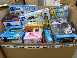 Een grote kartonnen doos gevuld met allerlei kinderspeelgoed en spelletjes in een kleurrijke verpakking, klaar voor verzending. Een bol.com tape is om de doos gewikkeld.