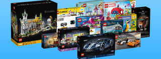 Een verscheidenheid aan LEGO sets, waaronder Rivendell, Disney, Marvel, Harry Potter, Technic en klassieke stenen dozen, tentoongesteld tegen een blauwe achtergrond.
