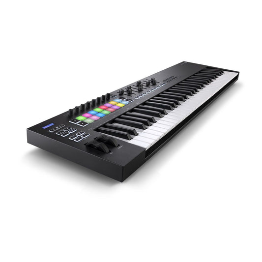 Een NOVATION Launchkey 61 Mk3 keyboardcontroller in zwart, met kleurrijke pads, knoppen, faders en arpeggiatorbediening, staat schuin op een witte achtergrond. De 61 zwarte en witte toetsen hebben bedieningspanelen aan de linkerkant.