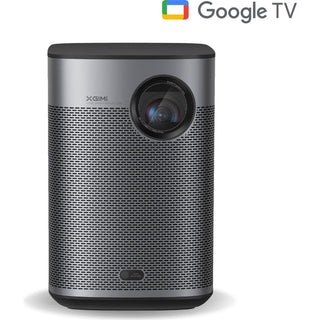 Een grijze XGIMI Halo+ Portable Projector met een grote lens verschijnt onder het Google TV-logo op een witte achtergrond.