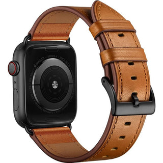 Close-up van de achterkant van een zwarte Apple Watch met een DealFixers Leren Horloge Bandje in bruin leer en zwarte gesp, lichtbruin stiksel en meerdere verstelgaatjes. Geschikt voor alle Apple Watch Series 1-10 & SE (42/44/45/49mm).