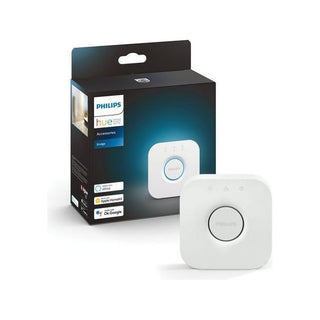 Een Philips Hue Bridge V2 Slimme Verlichting Accessoire - Wit van Philips wordt weergegeven voor de doos, die de productafbeelding en compatibiliteitslogo's voor Apple HomeKit, Google Assistant en Amazon Alexa toont.