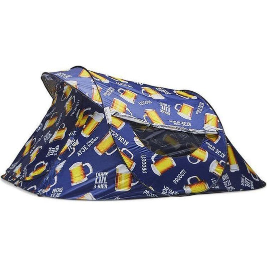 De DealFixers Festival Tent / Camping Tent 2/3 Persoons (215x253 cm) is een blauwe pop-up tent met bierpullen en zinnen als PROOST!, DIKKE LUL 3 BIER en NOG EEN?-een perfecte lichtgewicht tent voor elk festival.