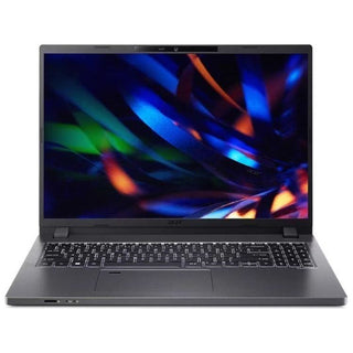 De Acer TravelMate P2 16" notebook (i7, 16GB RAM, 512GB SSD, BE-AZERTY) in het zwart wordt getoond met een toetsenbord met achtergrondverlichting en een abstract kleurrijk ontwerp met blauwe, oranje en groene lichtstrepen op het scherm.
