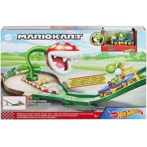 De Hot Wheels Mario Kart Piranha Plant Slide Track Set heeft een grote piranha plant, Yoshi in een kart en een levendige racebaan. De verpakking benadrukt het merk Hot Wheels en is geschikt voor 5+.
