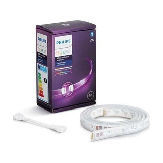 Een Philips Hue Lightstrip Plus uitbreiding van 1 meter van Philips wordt weergegeven naast een opgerolde, flexibele LED-strip en een witte connector, alles op een witte achtergrond.