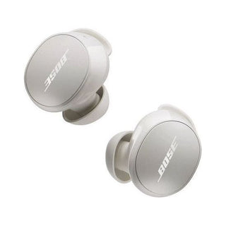 De Bose QuietComfort Oordopjes White Smoke zijn draadloze oordopjes met het Bose-logo op een witte achtergrond. Ze leveren uitzonderlijke ruisonderdrukking voor een meeslepende luisterervaring.