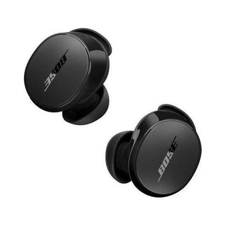 Een paar BOSE QuietComfort Earbuds Black Oordopjes van Bose, met noise cancelling technologie en het Bose-logo op elke oordop, wordt weergegeven op een effen witte achtergrond.