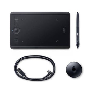 De Wacom Intuos Pro S - Tekentablet van Wacom, met een Wacom Pro Pen 2 stylus, USB-kabel en ronde penhouder, wordt weergegeven op een witte achtergrond.