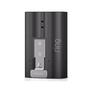 De RING Oplaadbare Batterij / Accu - Deurbelonderdeel is een zwarte rechthoekige batterij met een zilverkleurige metalen connector en Ring-logo, ontworpen om betrouwbare back-up stroom te leveren voor je Ring-apparaten beveiligingssystemen.