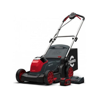 Een CRAMER Garden Premium Grasmaaier 48V met een rood en zwart design wordt getoond met een opvangzak, accu en lader van Cramer, alles tegen een witte achtergrond.