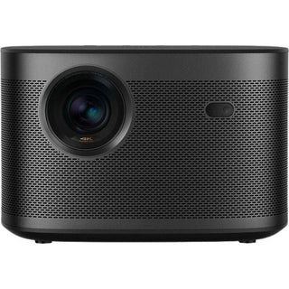 De XGIMI HORIZON 4K Projector Beamer Pro Grijs is een slanke, zwarte, rechthoekige projector met een grote linkerlens, een sensor of knop aan de rechterkant en een geperforeerd rooster aan de voorkant voor ventilatie, met een verbluffende 4K-resolutie en HDR van XGIMI.