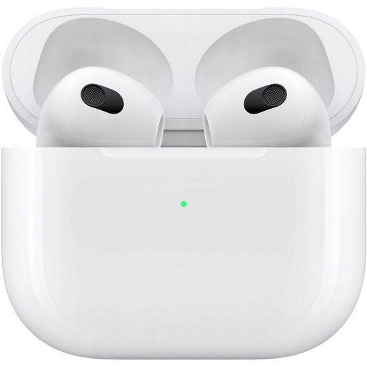 Een paar APPLE AirPods 3 met MagSafe Oplaaddoos worden getoond in hun open witte oplaaddoos, met een klein groen indicatielampje zichtbaar op de voorkant.