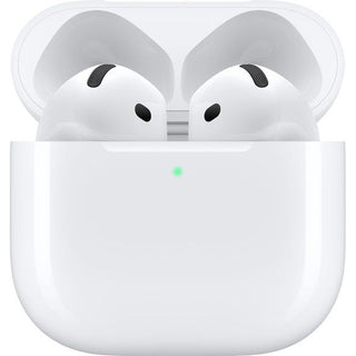 Een paar APPLE AirPods 4 (USB-C) draadloze oordopjes met Active Noise Cancellation liggen in een open oplaaddoosje, met een groene LED-indicator aan de voorkant.