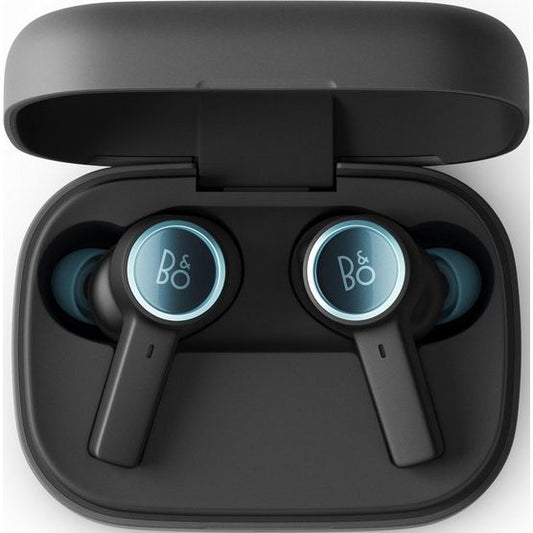 Een paar Bang & Olufsen Beoplay EX - Anthracite Oxygen draadloze oordopjes met blauwe accenten zitten in een open zwarte oplaadhouder, met actieve ruisonderdrukking voor meeslepend geluid.