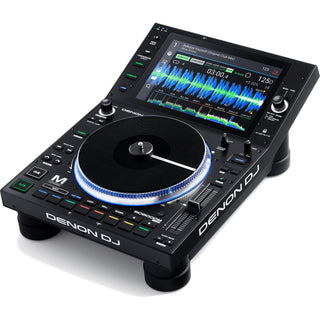 De Denon DJ SC6000M PRIME van Denon is een zwarte DJ mediaspeler met een grote gemotoriseerde platter, performance pads, verschillende knoppen en draaiknoppen en een kleuren touchscreen voor track info en golfvormen.
