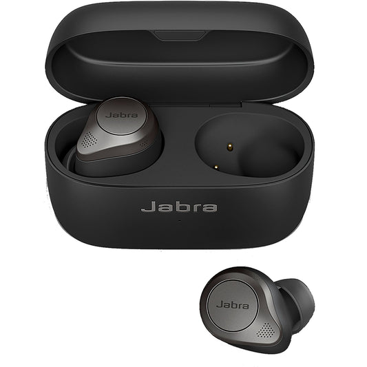 Een paar Jabra Elite 85t (Titanium, Zwart) draadloze oordopjes, één oordopje in de open zwarte oplaadkast en één erbuiten, beide met een strak en modern ontwerp van het merk Jabra.