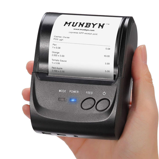 Een hand houdt de MUNBYN Draagbare Bluetooth Thermische Bonprinter 58mm vast, een compacte POS-printer voor facturen en kassabonnen; hij heeft MODE-, POWER- en FEED-knoppen plus indicatielampjes aan de voorkant, met een bonnetje dat tevoorschijn komt.