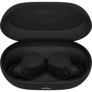 Een paar zwarte Jabra Elite 7 Active draadloze sport oordopjes met noise canceling in een open oplaaddoosje, op elke oordopje staat de merknaam Jabra.