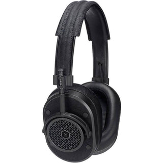 De Master & Dynamic MH40 draadloze over-ear hoofdtelefoon in zwart heeft een gewatteerde hoofdband, zeshoekige oorschelpen met een metalen rooster, matzwarte hardware en lamsleren oorkussens voor comfort, afgebeeld tegen een witte achtergrond.
