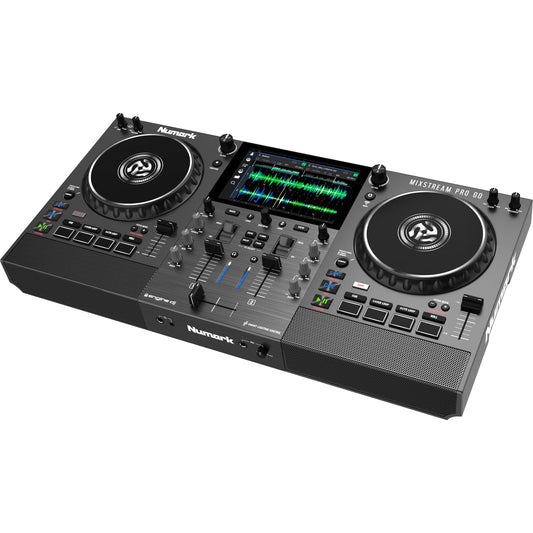 De Numark Mixstream Pro Go standalone DJ-controller met ingebouwde accu heeft twee jog-wielen, ingebouwde speakers, een centraal display voor golfvormen en verschillende faders en pads voor veelzijdig mixen van muziek.