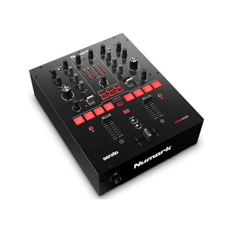 Een Numark Scratch professionele DJ Mixer met MIDI controls in zwart, voorzien van diverse knoppen, sliders en rode buttons, gelabeld voor Serato DJ Pro software, wordt schuin weergegeven op een witte achtergrond.