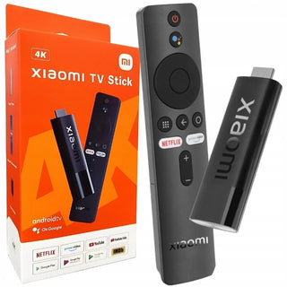 De Xiaomi TV Stick 4K Ultra en de afstandsbediening worden getoond naast de oranje doos, met daarop top streaming app logo's zoals Netflix en Prime Video - perfect om elk scherm in een smart TV te veranderen met Xiaomi's quad-core Cortex A35 apparaat.