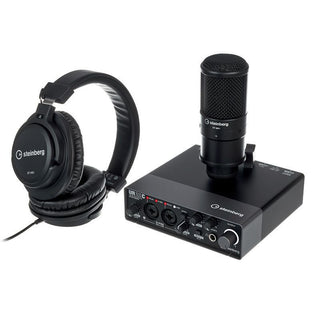 Het STEINBERGEN Steinberg UR22c Recording Pack bevat een studiohoofdtelefoon, een condensatormicrofoon met standaard en een audio-interface, allemaal in zwart op een witte achtergrond.