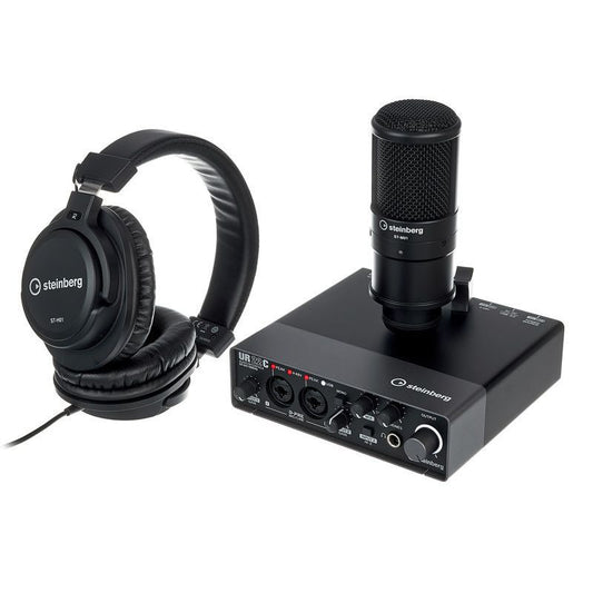 Het STEINBERGEN Steinberg UR22c Recording Pack bevat een studiohoofdtelefoon, een condensatormicrofoon met standaard en een audio-interface, allemaal in zwart op een witte achtergrond.