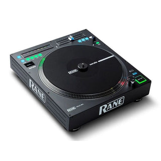De Rane DJ Twelve MKII DJ-draaitafel, een zwarte draaitafel met True Vinyl-achtige Touch platter, bedieningsknoppen, faders en verlichte pads voor professionele digitale DJ-performance, wordt getoond op een witte achtergrond.