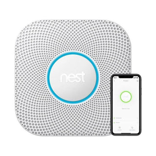 De NEST Google Nest Protect V2 - Bedraad 220v slimme rookmelder met cirkelvormig blauw licht, getoond naast een smartphone met de Nest app-interface.