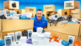 Een kleurrijke studio met TikTok-branding, ringverlichting, een microfoon, pluchen speelgoed en een scherm. Een sticker in het Nederlands zegt Bestel nu voor de a.s tiktok live met icoontjes van een klok, cadeau en kalender.