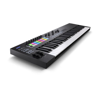 Een NOVATION Launchkey 61 Mk3 keyboardcontroller in zwart, met kleurrijke pads, knoppen, faders en arpeggiatorbediening, staat schuin op een witte achtergrond. De 61 zwarte en witte toetsen hebben bedieningspanelen aan de linkerkant.