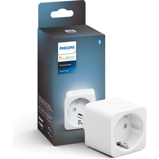 Een Philips Hue Smart plug Slimme Stekker van Philips wordt getoond voor de doos, waarop het Philips Hue-logo en details te zien zijn. De witte, kubusvormige Slimme Stekker met een geaard stopcontact is ideaal voor automatisering van verlichting.