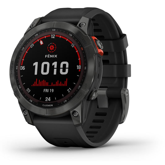 Het Garmin FENIX 7 SOLAR Stainless Steel -47mm (Slate Gray) GPS horloge heeft een ronde digitale display met "1010", de datum "FRI 19", verschillende pictogrammen en wordt geleverd met een stevige, duurzame zwarte band.