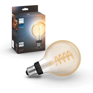 Een Philips Hue gloeilamp G93 met een zichtbare spiraalvormige LED wordt voor zijn verpakkingsdoos geplaatst met dezelfde lamp in vintage-stijl en productdetails op een witte achtergrond.