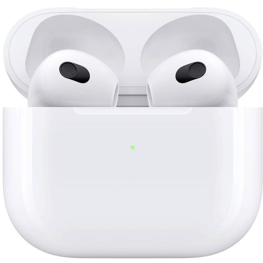 Een paar witte APPLE AirPods 3 - met Reguliere Oplaaddoos zitten in een open oplaaddoos, met een klein groen indicatielampje aan de voorkant.
