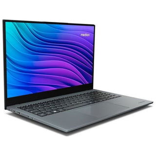 Een zilveren MEDION E15433 laptop (15,6" Intel Core i5-1334U, 1TB SSD) met een zwart toetsenbord en dunne randen toont een levendig abstract blauw en paars golvend ontwerp op het scherm, iets naar rechts gekanteld.