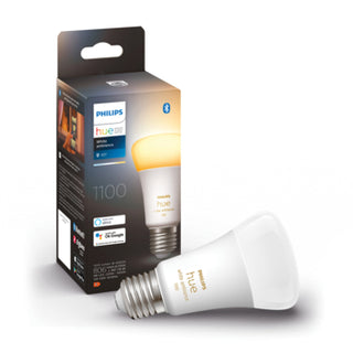Een Philips Hue-standaardlamp met E27 fitting wordt getoond naast de verpakking, waarop productgegevens en een afbeelding van de gloeilamp te zien zijn.