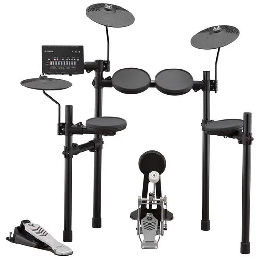 De Yamaha DTX432K Elektronisch Drumstel is een zwarte kit met 3 drumpads, 3 bekkenpads, kick- en hi-hatpedalen, plus bedieningsmodule op een metalen frame - ideaal voor de beginnende drummer.