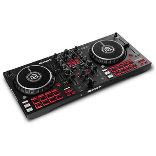 De Numark Mixtrack Pro FX 2 Deck DJ Controller van Numark heeft rode en witte knoppen, twee jogwielen, meerdere knoppen, schuifregelaars en bedieningspads. Afgebeeld op een wit oppervlak, het is perfect voor Serato DJ Lite.