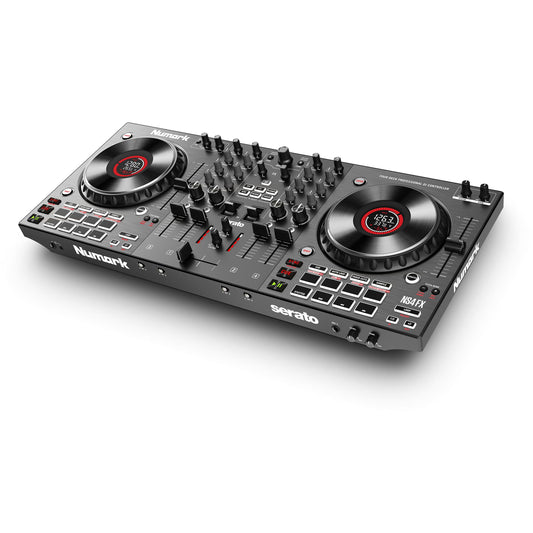 Een zwarte Numark NS4FX - 4-kanaals DJ Controller van Numark, met dubbele jogwielen, faders, knoppen en performance pads, schuin afgebeeld op een witte achtergrond.
