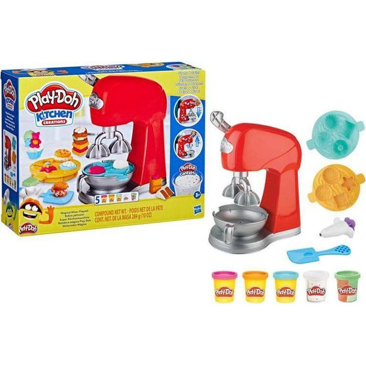 De Hasbro Play-Doh Magische Mixer Speelset - Boetseerklei bevat een rode mixer, accessoires en vijf kleurrijke Play-Doh potjes. De doos toont keukenspeelgoed en fantasiegerechten die je met deze set kunt maken.
