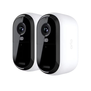 Twee witte en zwarte ARLO Essential 2K buitencamera's worden naast elkaar getoond, naar voren gericht met zichtbare lenzen en sensoren - deel van een draadloos videosysteem dat compatibel is met een Arlo Secure-abonnement.