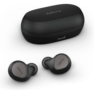 De Jabra Elite 7 Pro - Titanium Black draadloze oordopjes worden getoond voor hun bijpassende zwarte oplaadetui met een USB-C poort, voorzien van Active Noise Cancellation voor een meeslepende audio-ervaring.