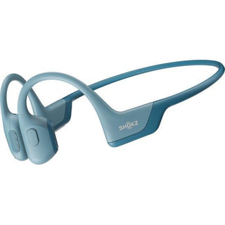 De SHOKZ OpenRun Pro is een blauwe beengeleiding sporthoofdtelefoon met een open oorontwerp, flexibele nekband en draadloze Bluetooth voor een veilige, comfortabele pasvorm.
