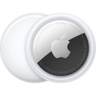 Een close-up van de Apple AirTag - 1 stuk van APPLE toont het kleine, ronde witte ontwerp met een zilverkleurig midden en Apple logo. Tekst rond de rand beschrijft de functies voor gebruik met de Zoek mijn app.