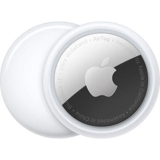 Een close-up van de Apple AirTag - 1 stuk van APPLE toont het kleine, ronde witte ontwerp met een zilverkleurig midden en Apple logo. Tekst rond de rand beschrijft de functies voor gebruik met de Zoek mijn app.