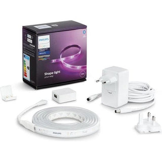 De Philips Hue Lightstrip Plus basis 2 meter van Philips bevat een flexibele LED-strip van 2 meter, voedingsadapter, controller, connectors en verpakking. Ideaal voor slimme verlichting en compatibel met Lightstrip verlengstrips. Afgebeelde onderdelen op een wit oppervlak.