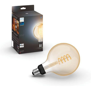 Een Philips Hue gloeilamp met gloeidraad G125 van Philips wordt voor de doos geplaatst, waarop de verlichte gloeilamp in vintage-stijl te zien is en de slimme functies worden benadrukt.